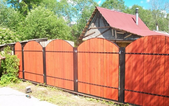Забор из металла и древесины